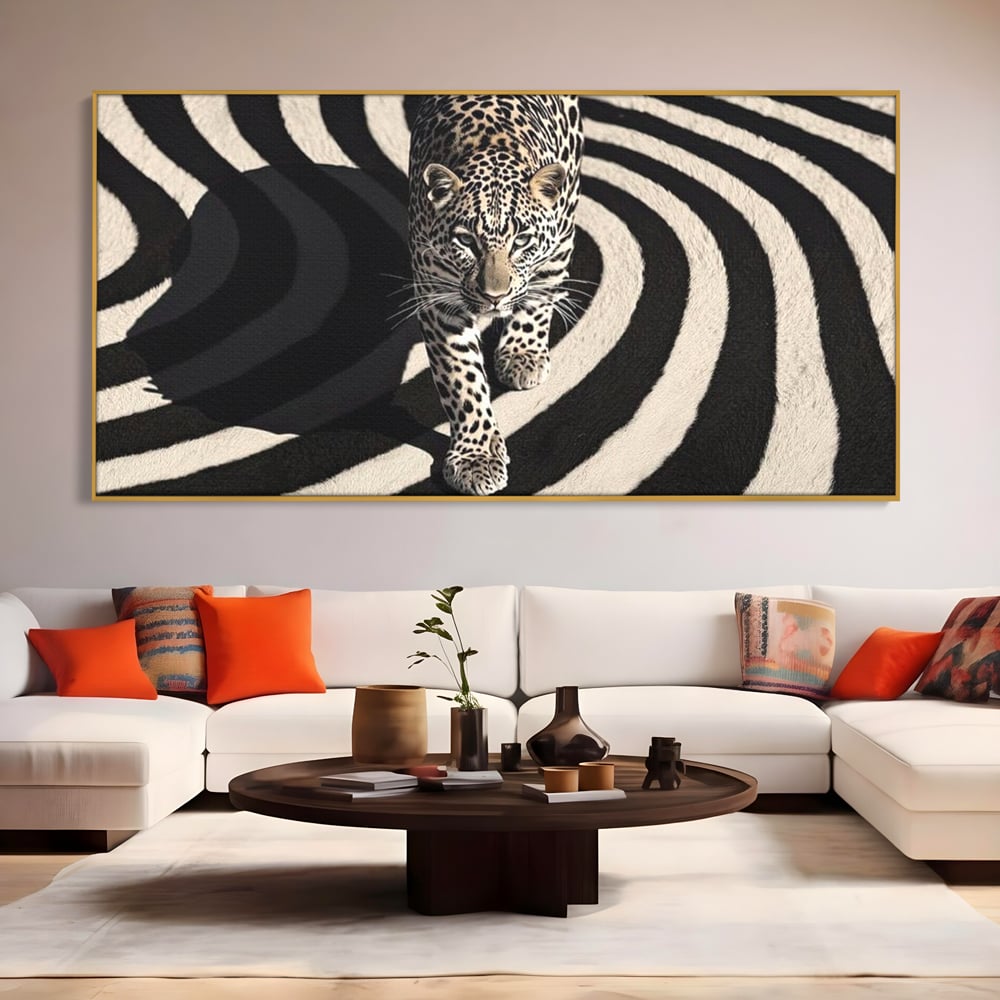 Tablou canvas cu tablou canvas cu leopard pe fundal spiralat alb-negru, in rama de aluminiu auriu, pe perete intr-un living